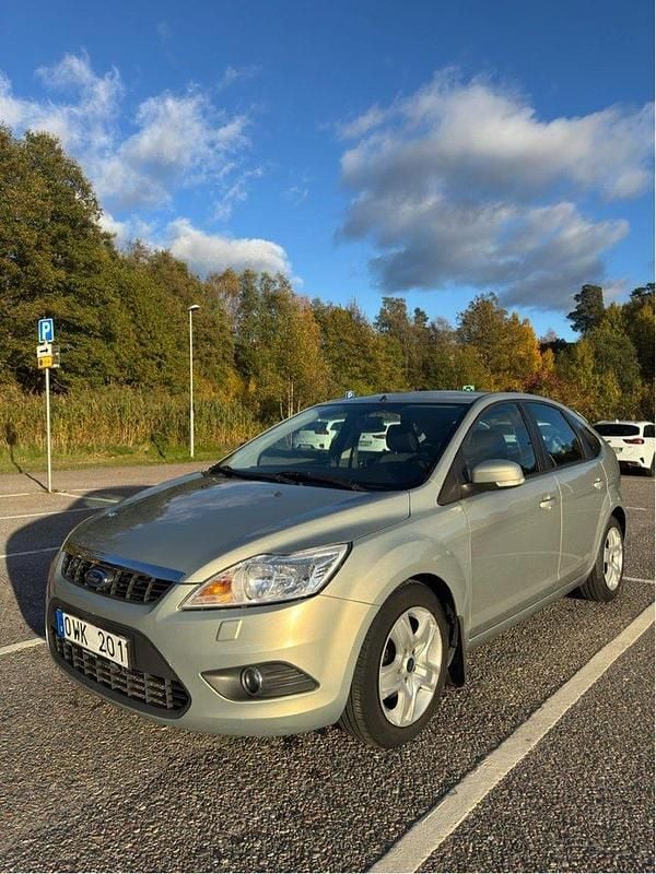 Grå Begagnad 2010 Ford Focus Platinum Halvkombi | 39 000 kr (Marknadspris) - Bild 1/4