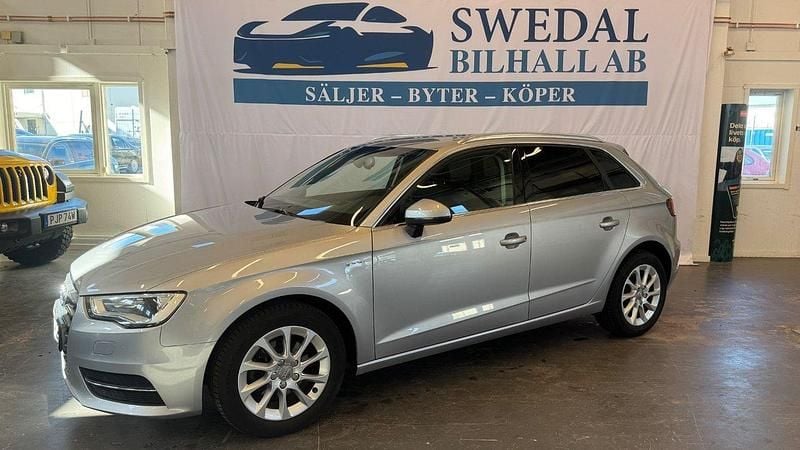 Silver Begagnad 2015 Audi A3 Sportback e-tron Attraction Sedan | 139 800 kr (Marknadspris) - Bild 1/4