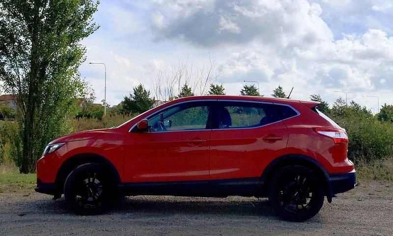 Röd Begagnad 2015 Nissan Qashqai SUV | 89 900 kr (Bra pris) - Bild 1/4