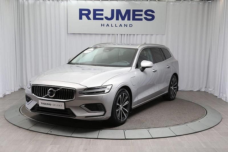 Silver Begagnad 2024 Volvo V60 Plus Kombi | 499 500 kr (Marknadspris) - Bild 1/4