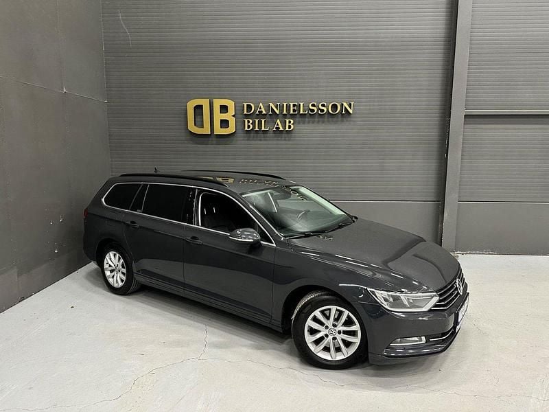 Mörkgrå (grå) Begagnad 2015 VW Passat Comfortline Kombi | 129 800 kr (Marknadspris) - Bild 1/4