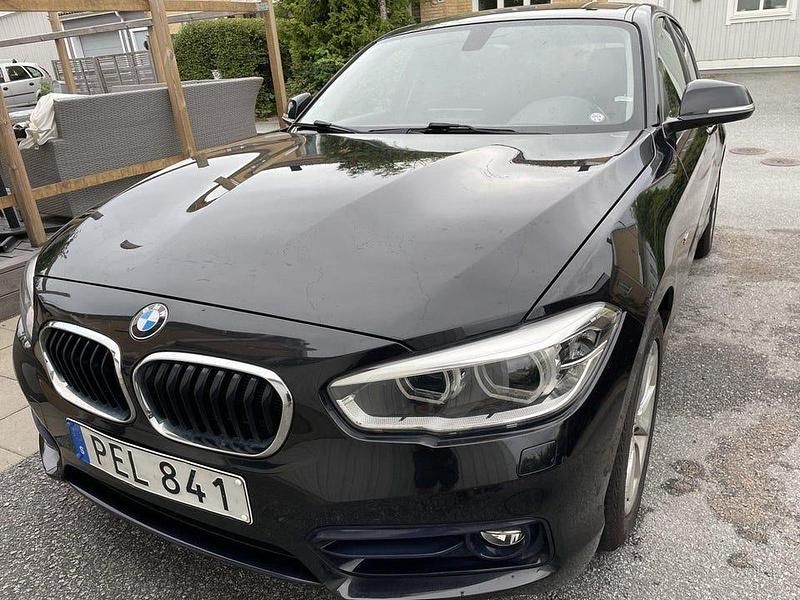 Svart Begagnad 2017 BMW 116 Sport Line Halvkombi | 150 000 kr (Marknadspris) - Bild 1/4
