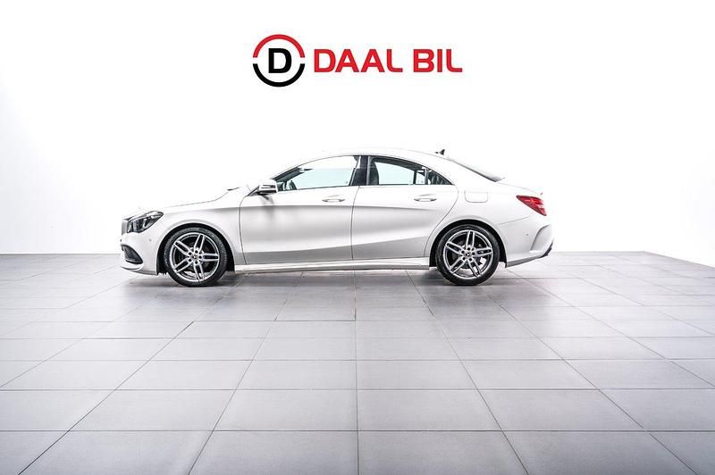 Vit Begagnad 2018 Mercedes CLA180 AMG Sedan | 219 700 kr (Bra pris) - Bild 1/4