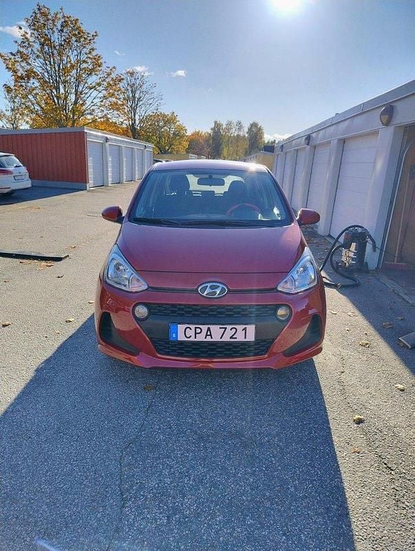 Röd Begagnad 2017 Hyundai i10 Halvkombi | 110 000 kr (Marknadspris) - Bild 1/4