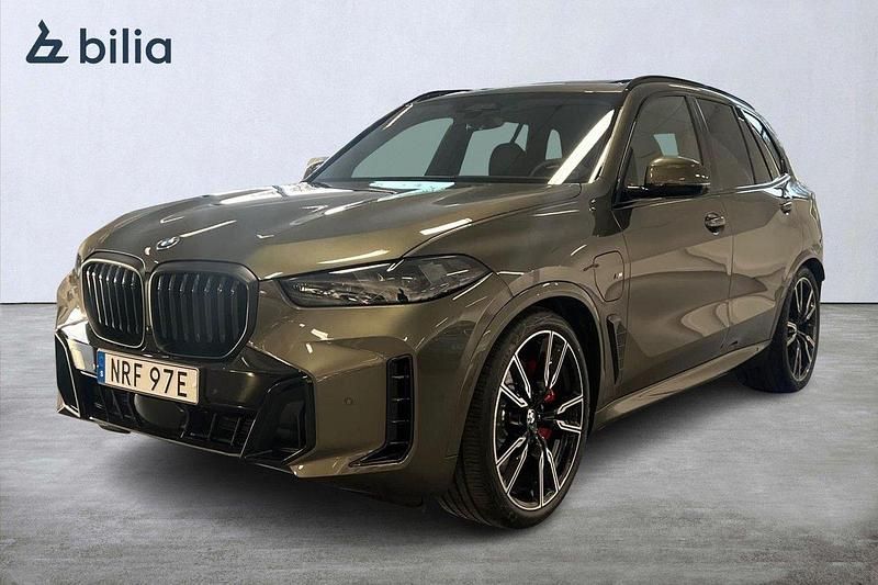 Grön (manhattan metallic) Begagnad 2025 BMW X5 M Sport SUV | 1 089 900 kr - Bild 1/4