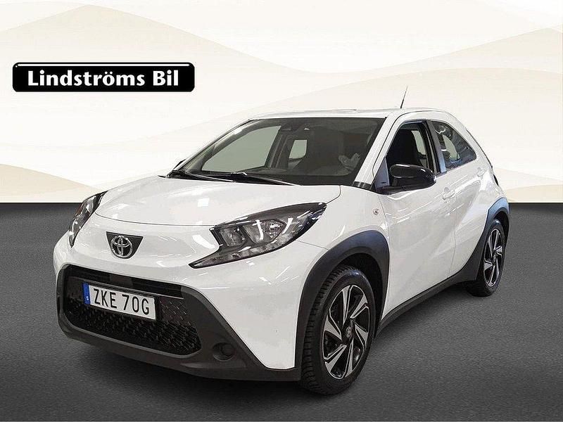 Vit Begagnad 2022 Toyota Aygo Halvkombi | 164 900 kr (Marknadspris) - Bild 1/3