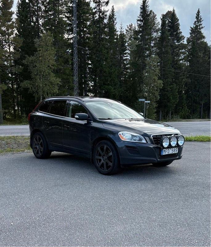Grå Begagnad 2012 Volvo XC60 Momentum SUV | 75 000 kr (Bra pris) - Bild 1/4