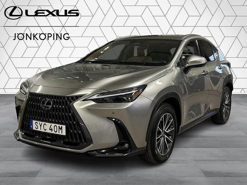 Ljusgrå Begagnad 2022 Lexus NX450h+ Executive Line SUV | 469 900 kr (Superpris) - Bild 1/3