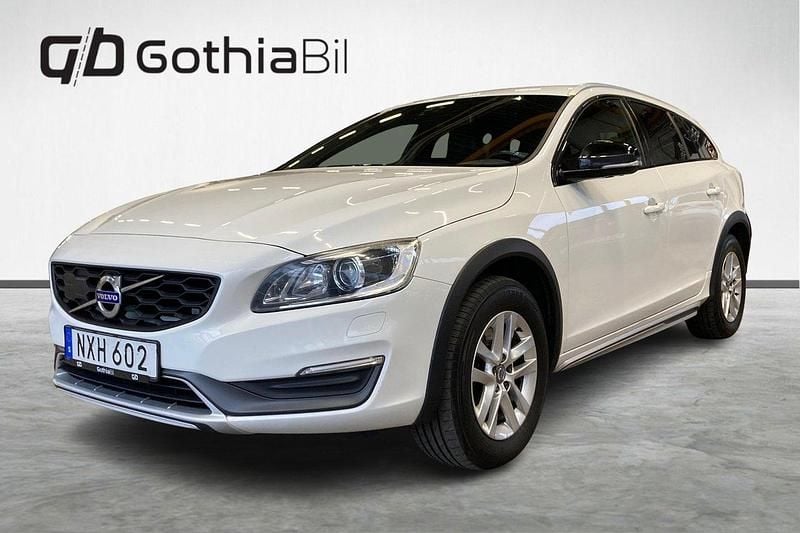 Vit Begagnad 2015 Volvo V60 CC Momentum Kombi | 169 900 kr (Marknadspris) - Bild 1/4