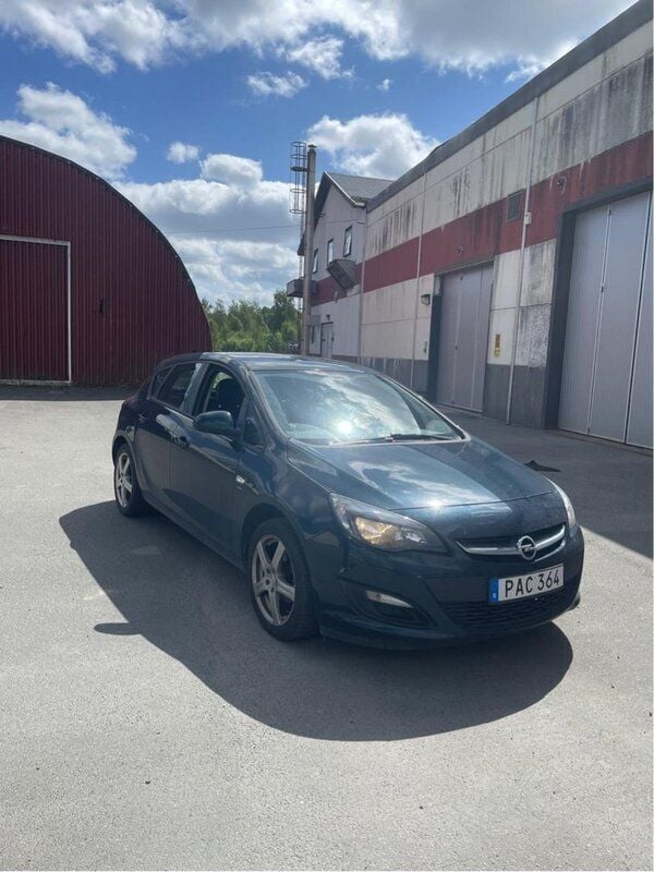 Grön Begagnad 2014 Opel Astra Enjoy Halvkombi | 76 000 kr (Marknadspris) - Bild 1/4