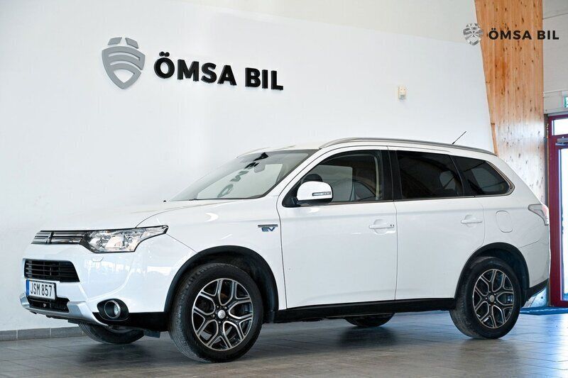 Vit Begagnad 2015 Mitsubishi Outlander P-HEV SUV | 118 800 kr (Marknadspris) - Bild 1/4
