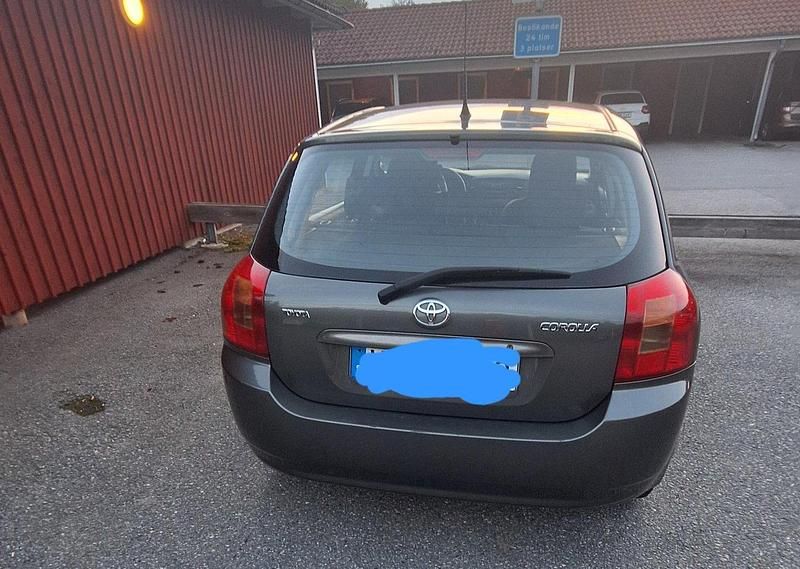 Grå Begagnad 2004 Toyota Corolla Halvkombi | 21 000 kr (Marknadspris) - Bild 1/4