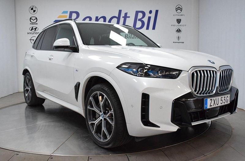 Vit Begagnad 2024 BMW X5 Comfort Edition SUV | 949 500 kr - Bild 1/4