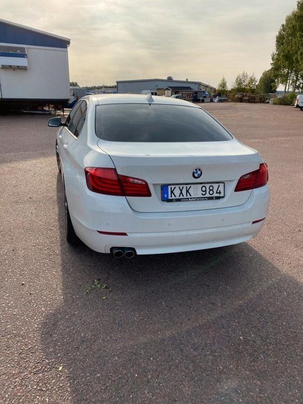 Vit Begagnad 2010 BMW 520 Sedan | 155 000 kr (Dyr) - Bild 1/4