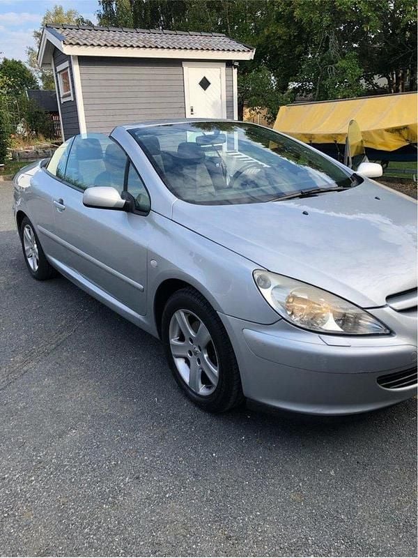 Grå Begagnad 2004 Peugeot 307 CC Cab | 25 000 kr (Marknadspris) - Bild 1/4