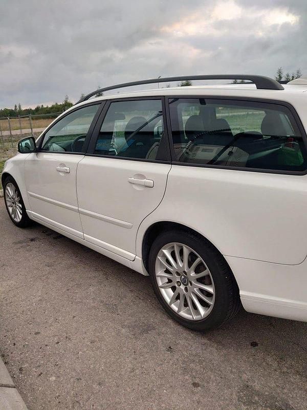 Vit Begagnad 2011 Volvo V50 Momentum Kombi | 36 900 kr (Bra pris) - Bild 1/4