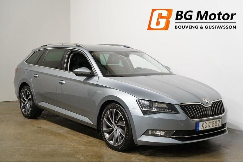 Grå Begagnad 2017 Skoda Superb Business Line Kombi | 184 900 kr (Marknadspris) - Bild 1/4