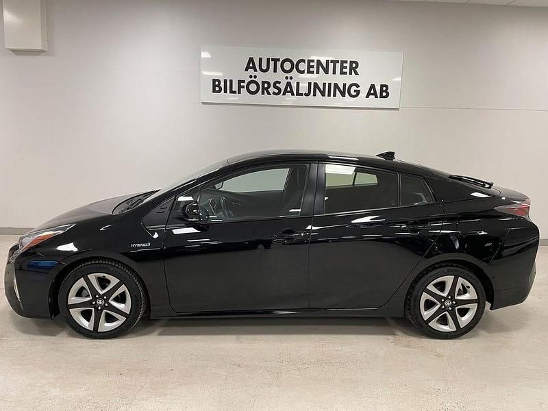 Svart Begagnad 2016 Toyota Prius Halvkombi | 169 900 kr (Marknadspris) - Bild 1/4