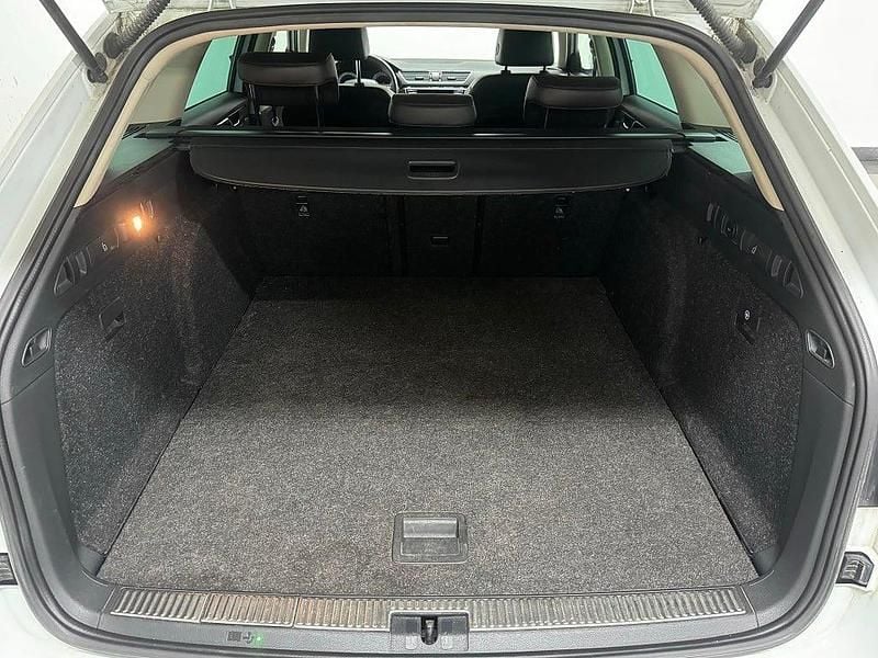 Vit Begagnad 2015 Skoda Superb LAURIN & KLEMENT Kombi | 159 900 kr (Marknadspris) - Bild 1/1