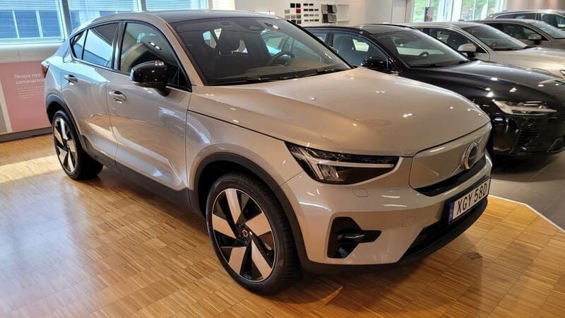 Silver Ny 2024 Volvo EC40 Plus SUV | 569 900 kr (Marknadspris) - Bild 1/3