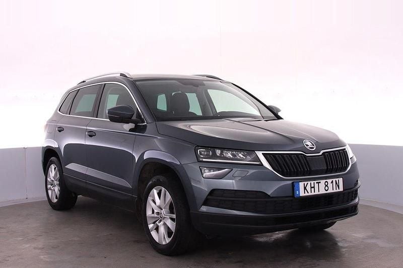 Grå Begagnad 2019 Skoda Karoq SUV | 169 000 kr (Marknadspris) - Bild 1/4