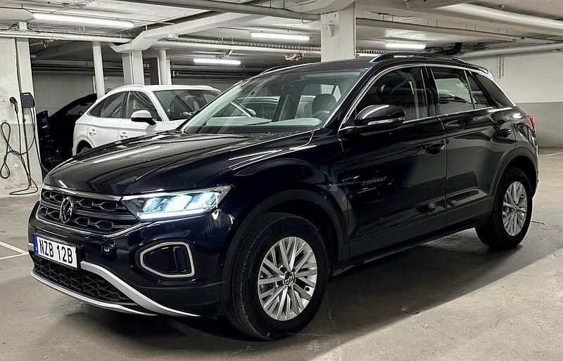 Svart Begagnad 2023 VW T-Roc SUV | 298 000 kr (Marknadspris) - Bild 1/4