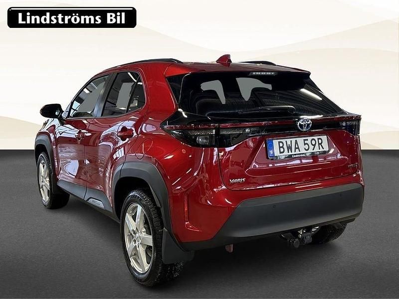 Begagnad Toyota Yaris Hybrid Edition 117 HK (86 kW) 2024 Röd