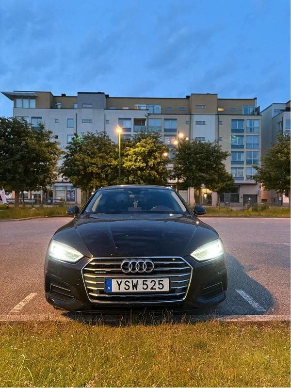 Svart Begagnad 2017 Audi A5 Sportback Comfort Halvkombi | 215 000 kr (Marknadspris) - Bild 1/4