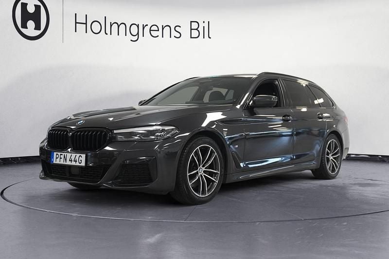 Sophistogrå metallic Begagnad 2021 BMW 520 M Sport Kombi | 419 800 kr (Dyr) - Bild 1/4