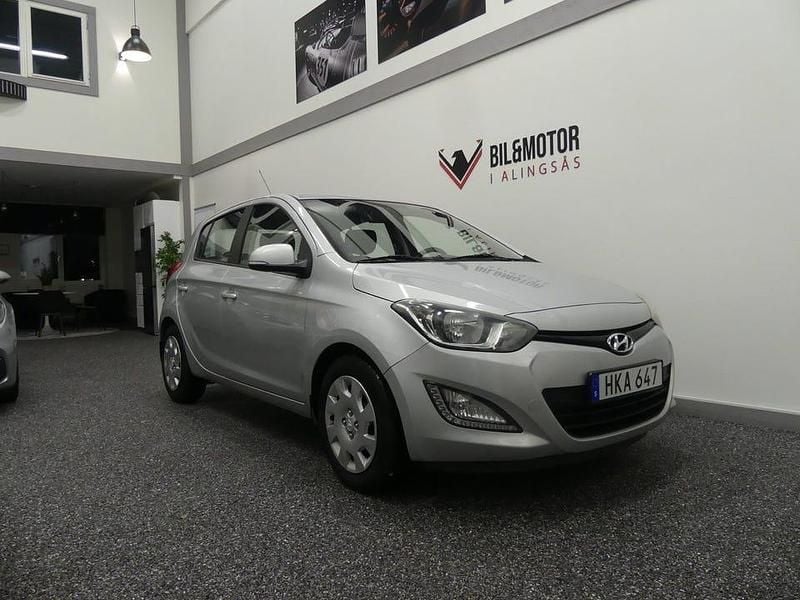 Silver Begagnad 2015 Hyundai i20 Premium | 76 900 kr (Marknadspris) - Bild 1/4