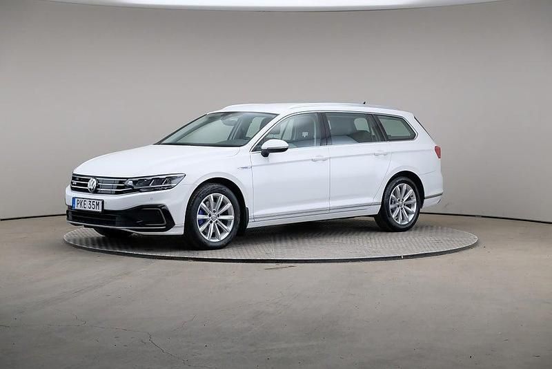 Vit Begagnad 2020 VW Passat GTE Kombi | 205 000 kr (Superpris) - Bild 1/4
