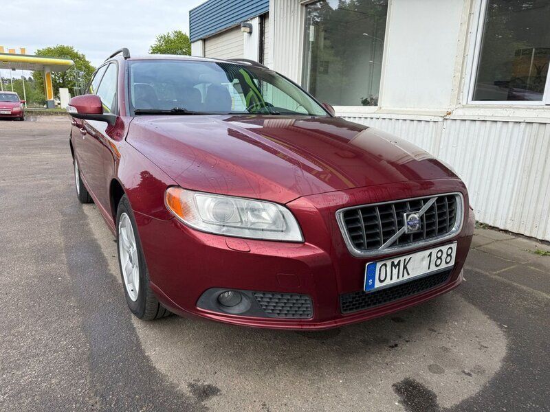 Röd Begagnad 2008 Volvo V70 Momentum Kombi | 64 900 kr (Marknadspris) - Bild 1/4