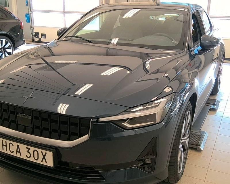 Mörkblå (blå) Begagnad 2023 Polestar 2 Pilot Sedan | 369 600 kr (Marknadspris) - Bild 1/3
