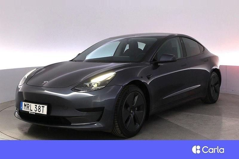 Grå Begagnad 2022 Tesla Model 3 Standard Range Plus Sedan | 347 900 kr (Lite dyr) - Bild 1/4