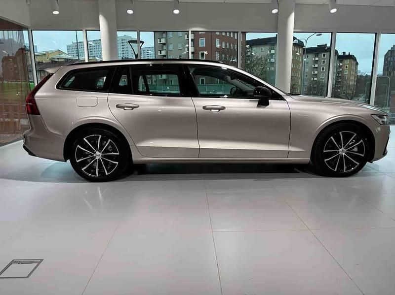 Grå Ny 2026 Volvo V60 Kombi | 580 400 kr (Marknadspris) - Bild 1/1