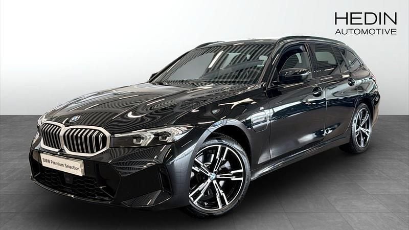 Svart (black) Begagnad 2024 BMW 330e M Sport Kombi | 536 700 kr (Lite dyr) - Bild 1/4
