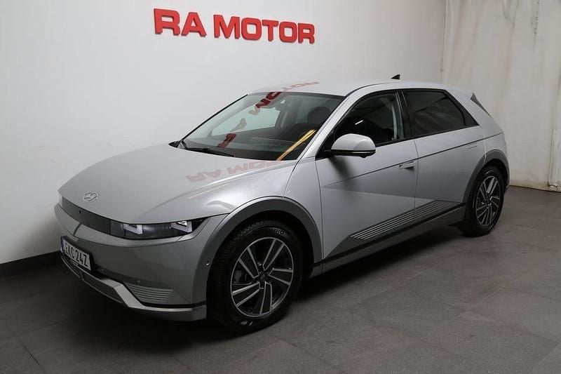 Grå Begagnad 2023 Hyundai Ioniq 5 Advanced SUV | 438 800 kr (Marknadspris) - Bild 1/3