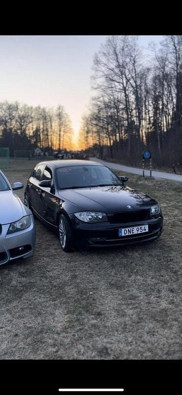 Svart Begagnad 2011 BMW 118 Sport Line Halvkombi | 66 000 kr - Bild 1/4