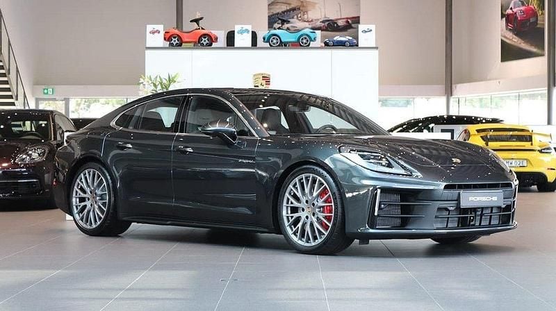 Grå Ny 2025 Porsche Panamera 4S Sedan | 1 683 800 kr - Bild 1/4