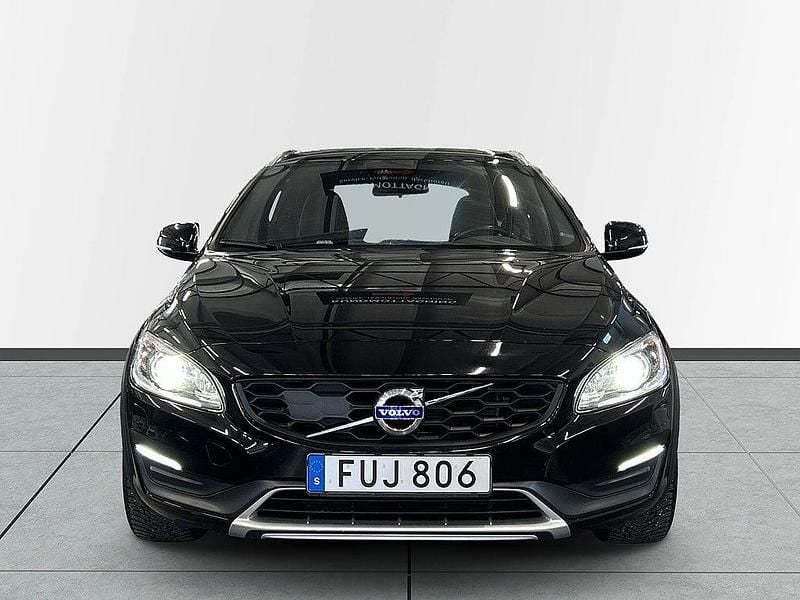 Begagnad Volvo V60 CC Momentum 190 HK (139 kW) 2015 Svart Kombi