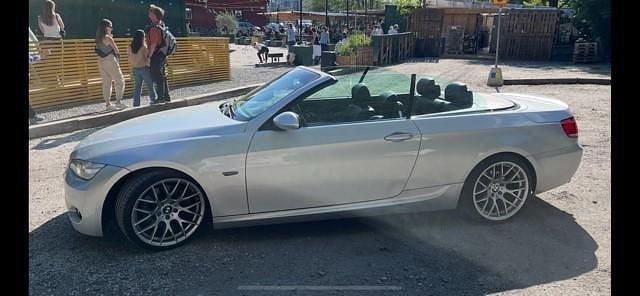 Grå Begagnad 2008 BMW 325 Cabriolet Comfort Edition Cab | 145 000 kr (Marknadspris) - Bild 1/4