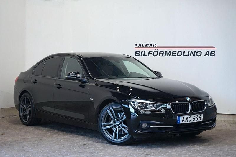 Svart Begagnad 2015 BMW 330 Sport Line Sedan | 189 900 kr (Marknadspris) - Bild 1/4