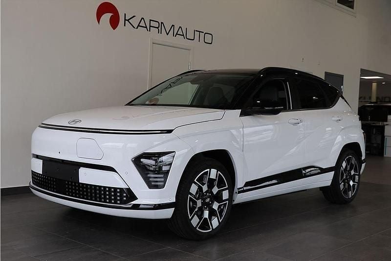 Vit (vit med svart tak) Ny 2024 Hyundai Kona Advanced SUV | 407 800 kr (Superpris) - Bild 1/4