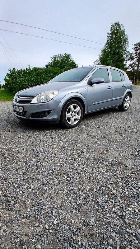 Grå Begagnad 2008 Opel Astra Halvkombi | 25 000 kr (Marknadspris) - Bild 1/2
