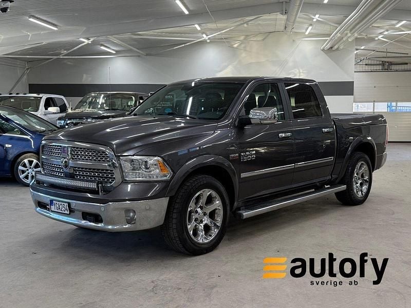 Grå Begagnad 2017 Dodge Ram Pickup | 298 900 kr (Bra pris) - Bild 1/4