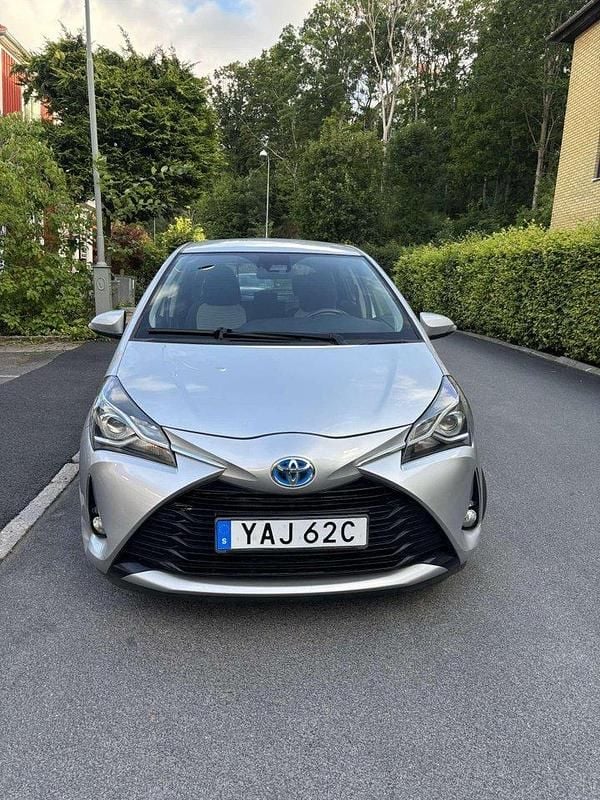 Silver Begagnad 2019 Toyota Yaris Hybrid Active Halvkombi | 139 900 kr (Bra pris) - Bild 1/4