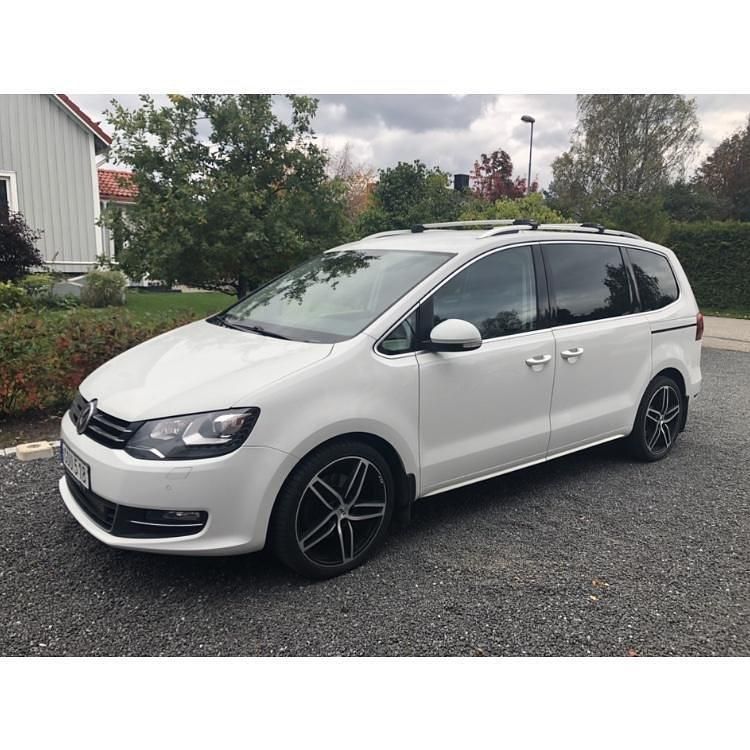 Vit Begagnad 2017 VW Sharan GT Minibuss | 199 000 kr (Bra pris) - Bild 1/4