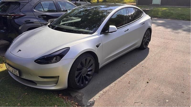 Vit Begagnad 2021 Tesla Model 3 Performance Sedan | 295 000 kr (Bra pris) - Bild 1/1