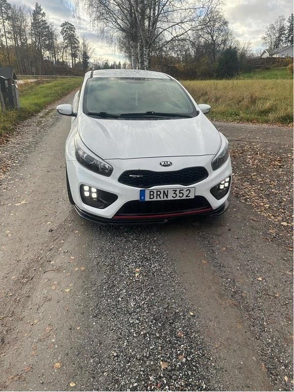 Begagnad Kia ProCeed GT GT 204 HK (150 kW) 2015 Vit Halvkombi
