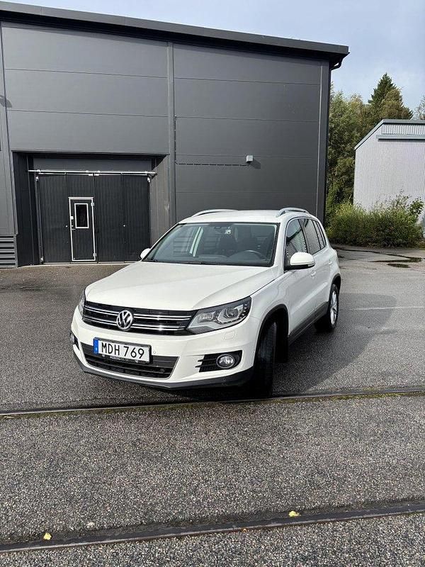 Vit Begagnad 2013 VW Tiguan Sportline SUV | 80 000 kr (Bra pris) - Bild 1/4